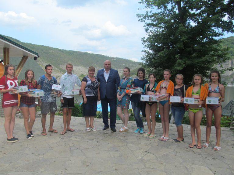 Діти з Луганщини проводять канікули на Хмельниччині - фото 1