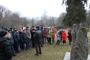 Біля памятного знака історику Брайчевському