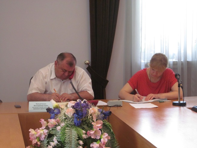 В рамках «гарячої» телефонної лінії на дзвінки краян відповідав Володимир Кальнiченко