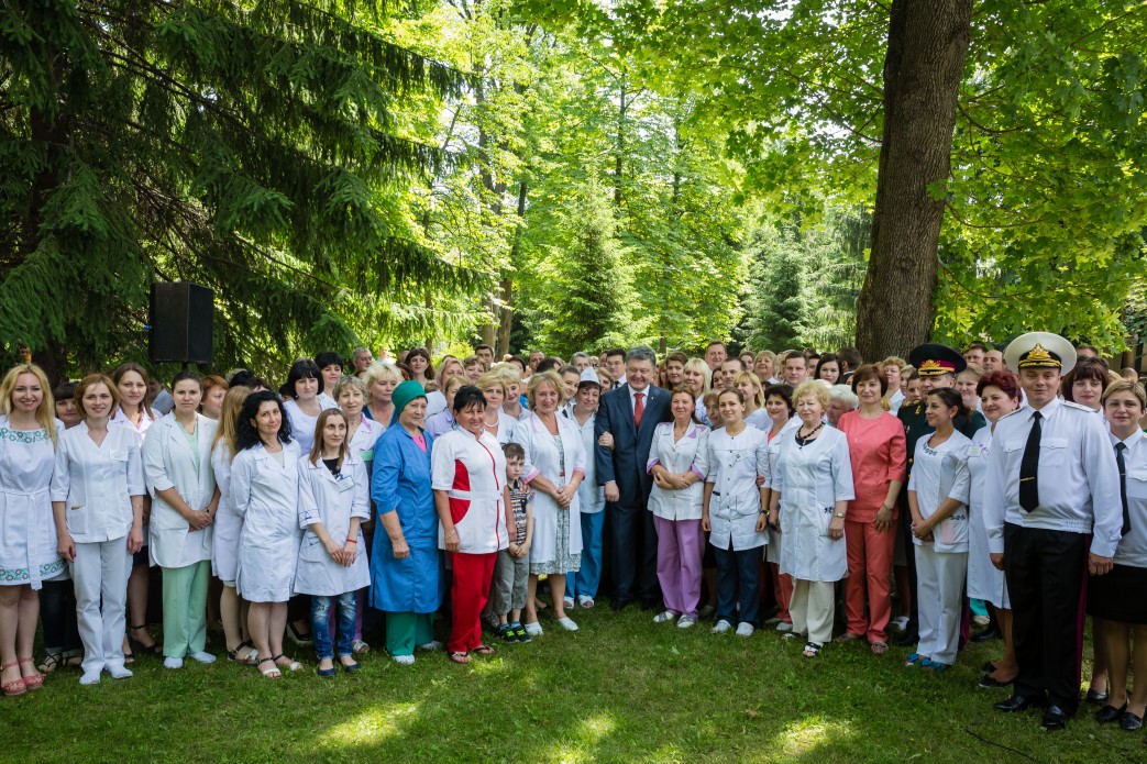 Успішна реформа охорони здоров’я потребує активної підтримки та залучення медичних працівників – Президент привітав медиків з професійним святом