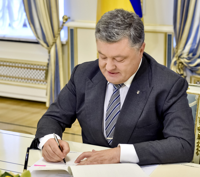 Президент підписав закон щодо купівлі вживаних авто