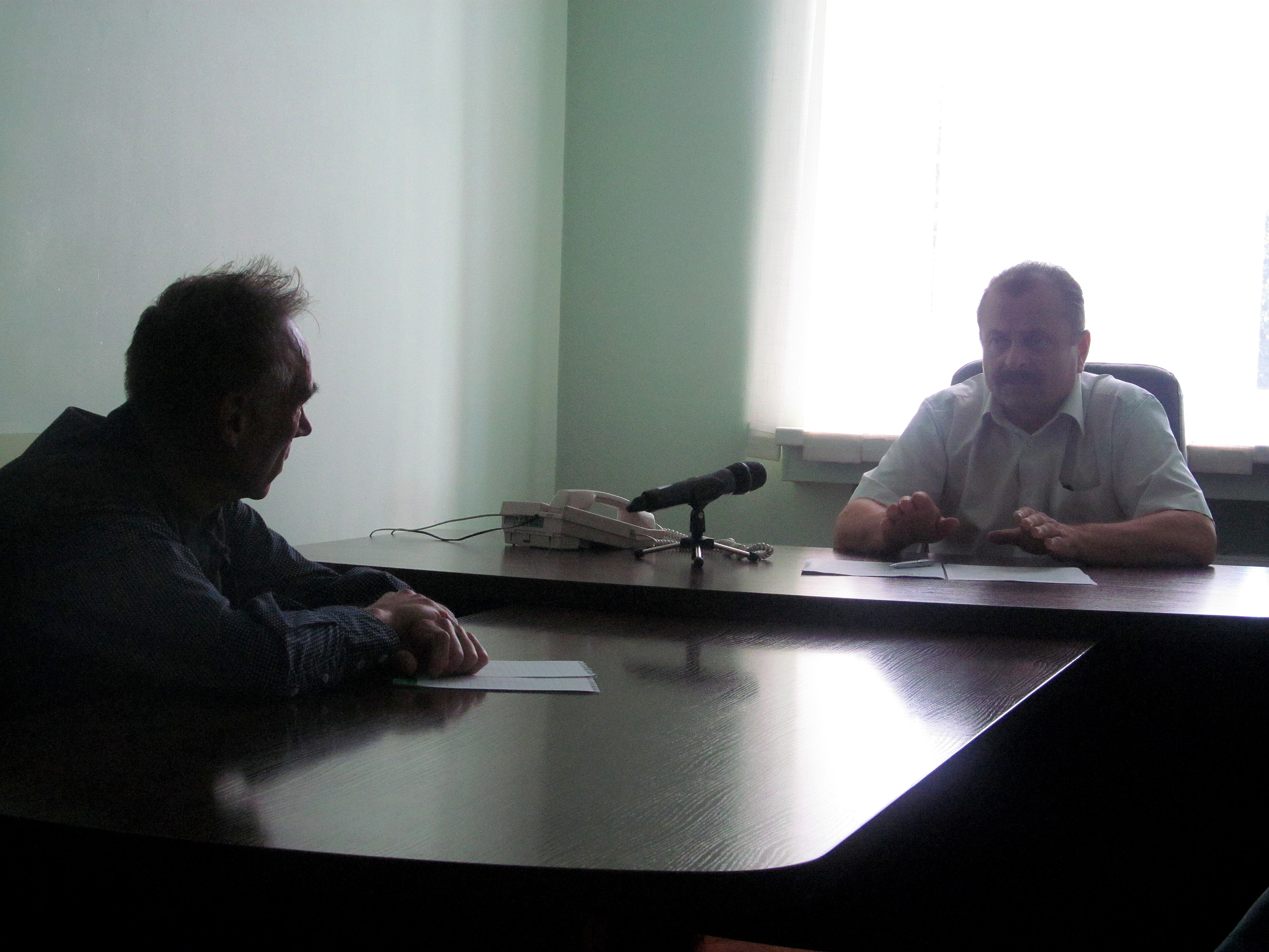 Олег Гуменний провів «гарячу» телефонну лінію «Запитай у влади»