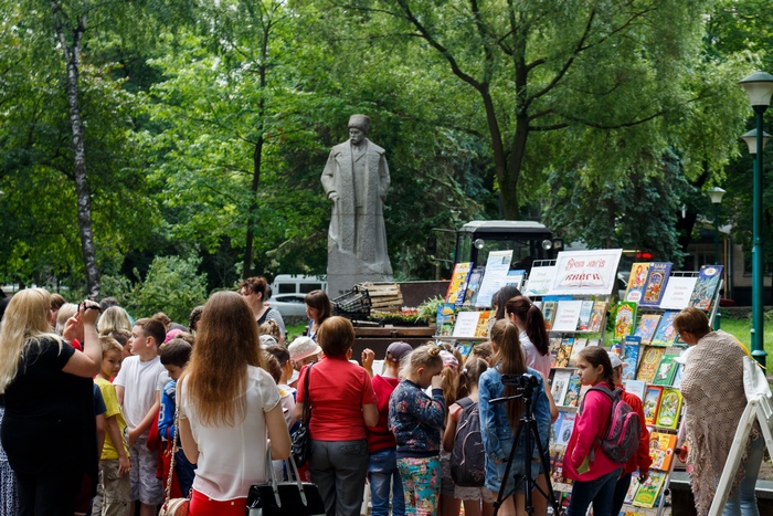 Сквер літературного читання