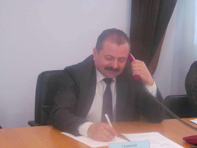 Олег Гуменний відповідав на запитання жителів області на “гарячій” телефонній лінії