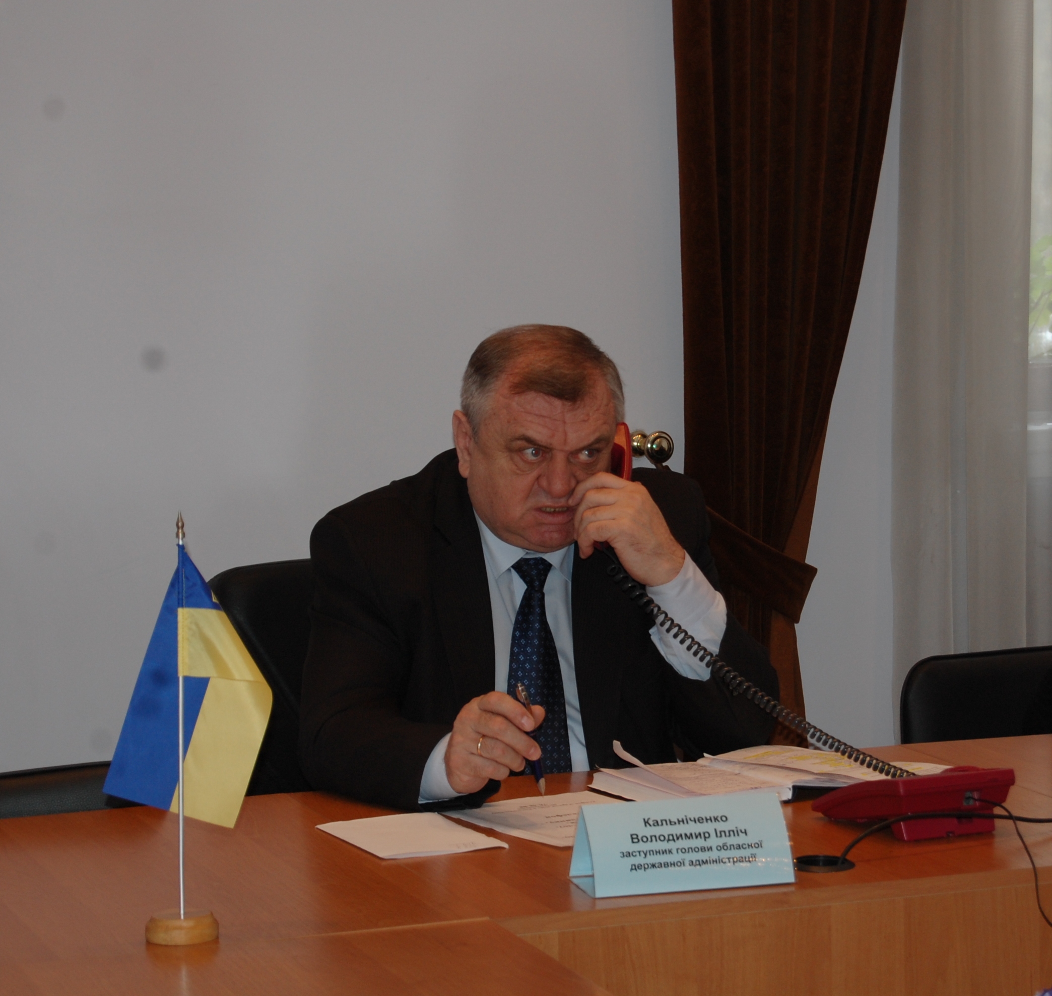 Володимир Кальніченко в телефонному режимі відповідав на запитання жителів області