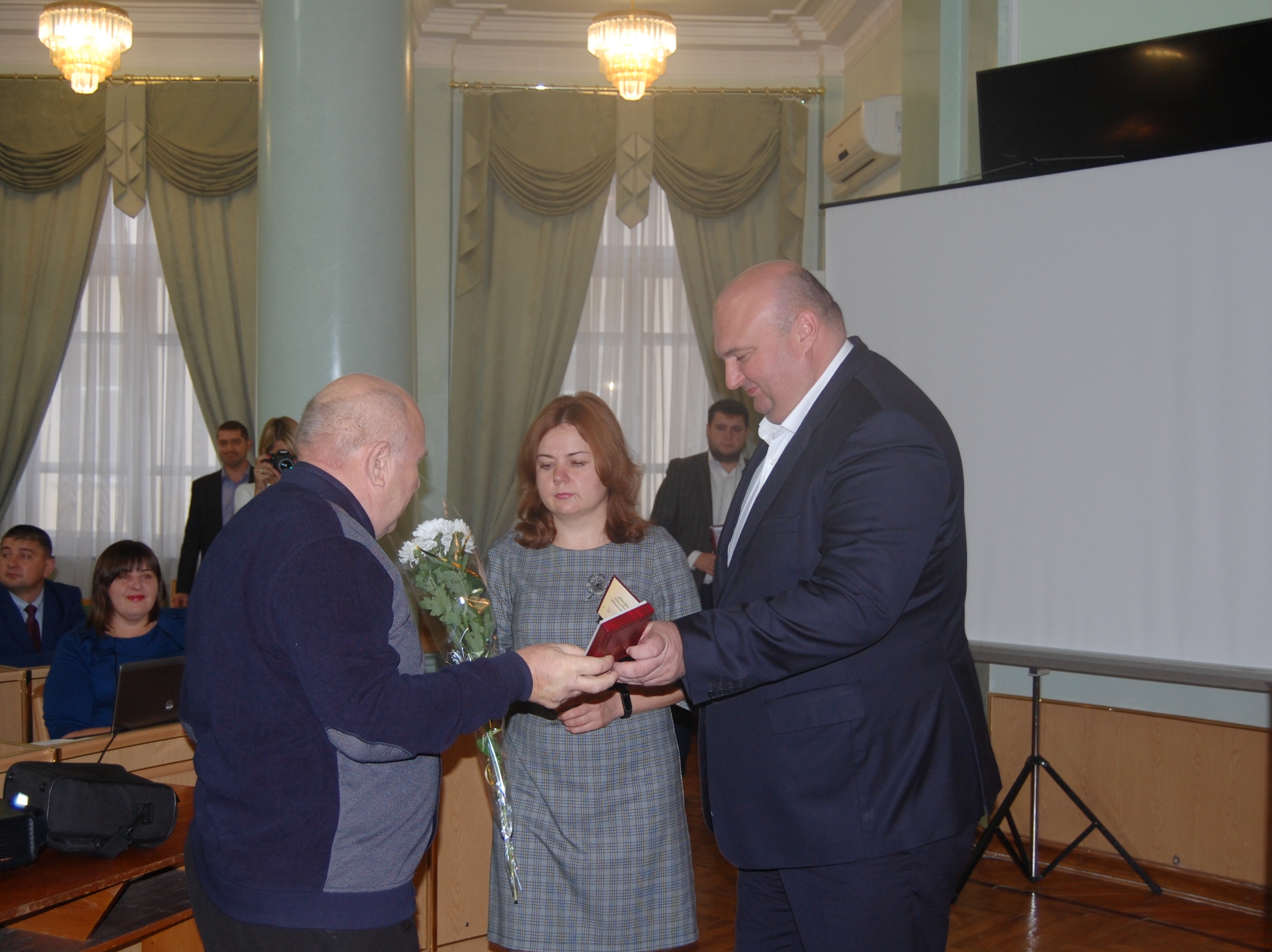 Олександр Корнійчук вручив відзнаки визначним подолянам