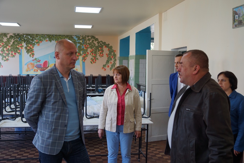 «Якісна підготовка закладів освіти до нового навчального року – реальне втілення в життя освітніх реформ на Ізяславщині», – Вадим Лозовий