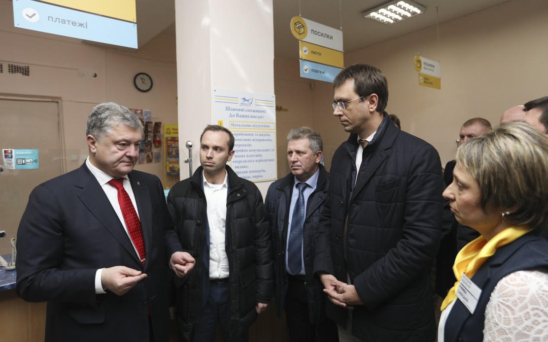 «Укрпошта» не буде скорочувати відділення, і проблем з доставкою пенсій не буде – Президент