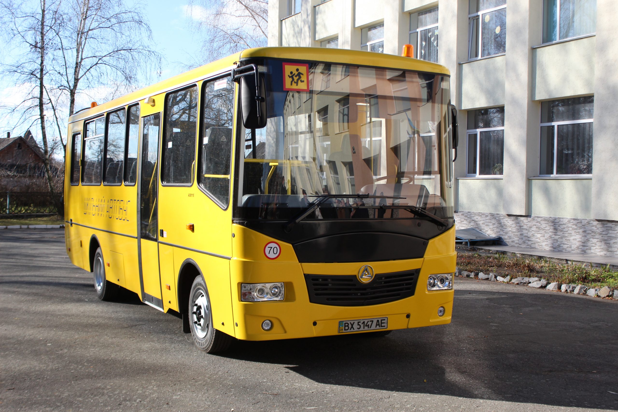 Школярі Полонської громади отримали новий автобус