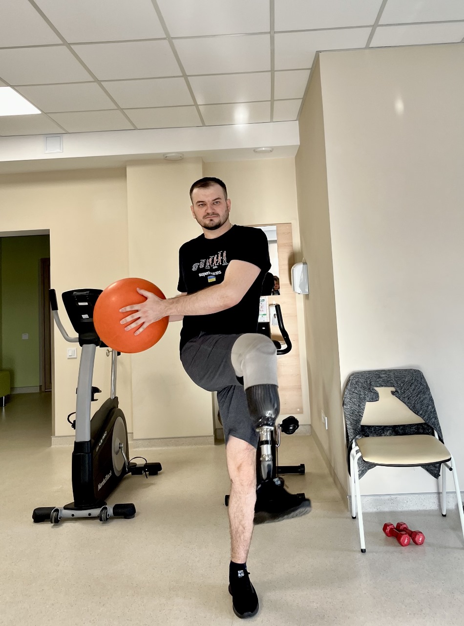 «Головне – не боятися. Встав, упав – знову встав. Це і є боротьба. Це і є життя», – історія реабілітації військового Володимира Вовка