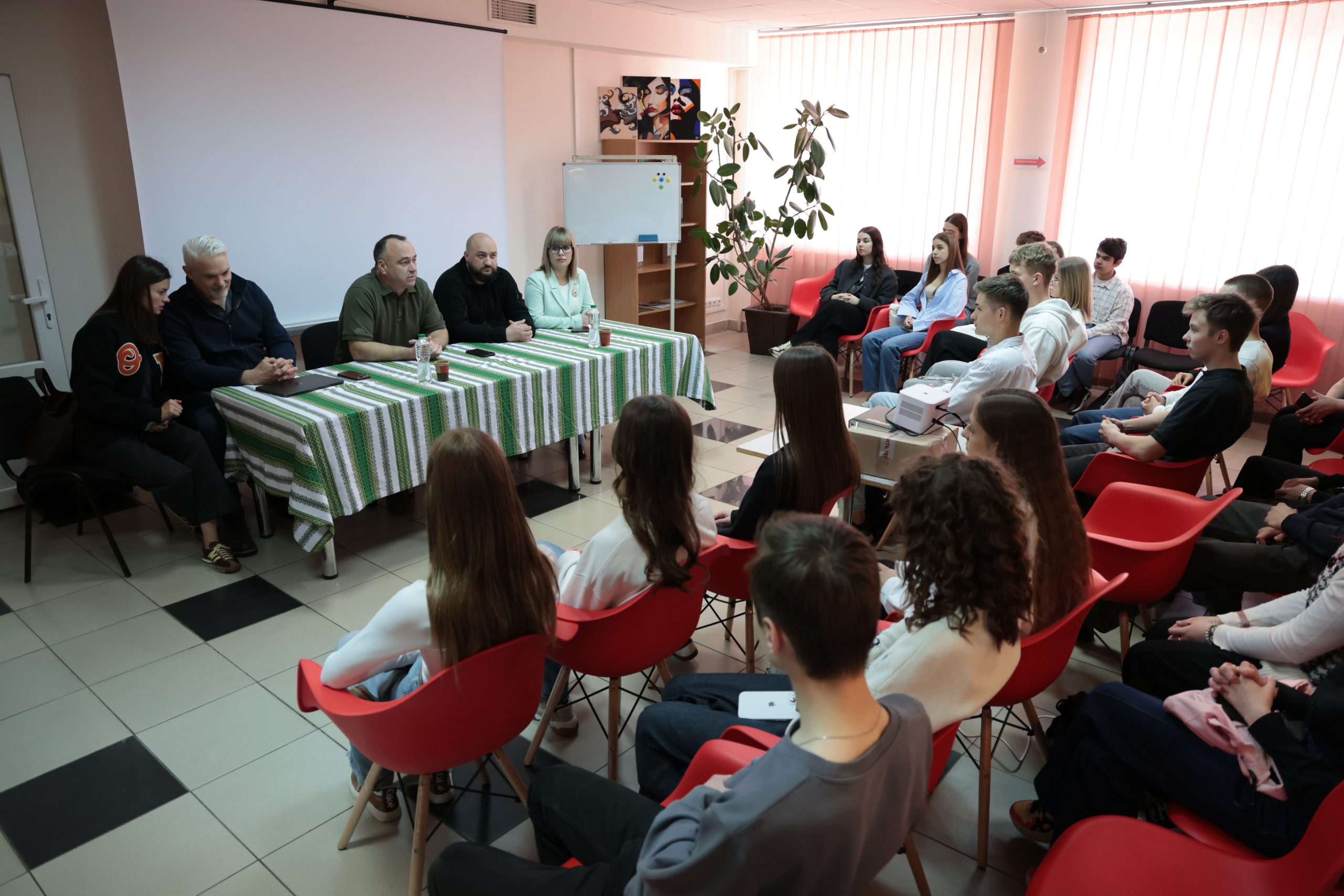 На Хмельниччині відбувся благодійний тренінг з мобільної журналістики для молоді