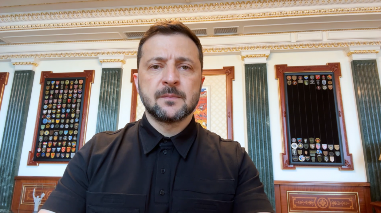 Щойно підписав новий санкційний пакет – і це особливі санкції, які б’ють по багатьох російських фінансових схемах – звернення Президента