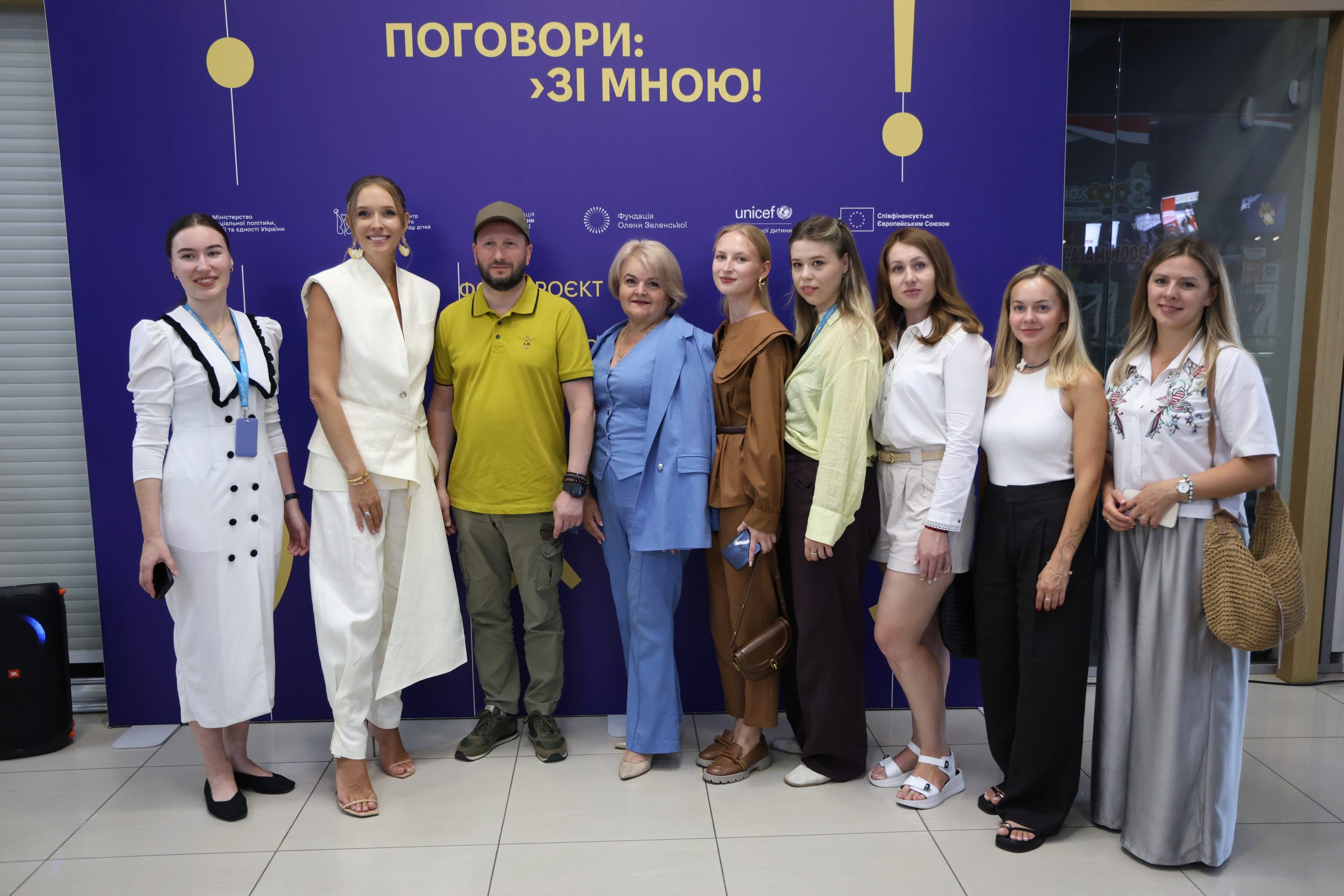 На Хмельниччині розпочалася фотовиставка «Поговори зі мною»