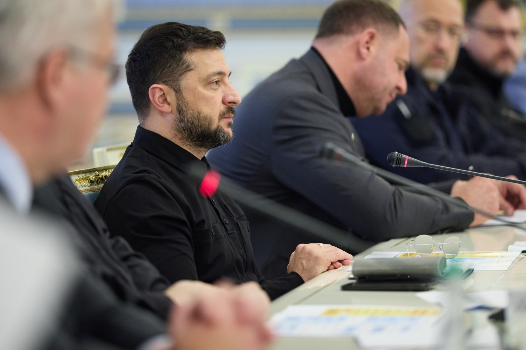 Енергетика, фінансування виробництва зброї, тиск на Росію та робота з партнерами – Президент провів нараду з урядовцями щодо результатів уряду за сто днів роботи