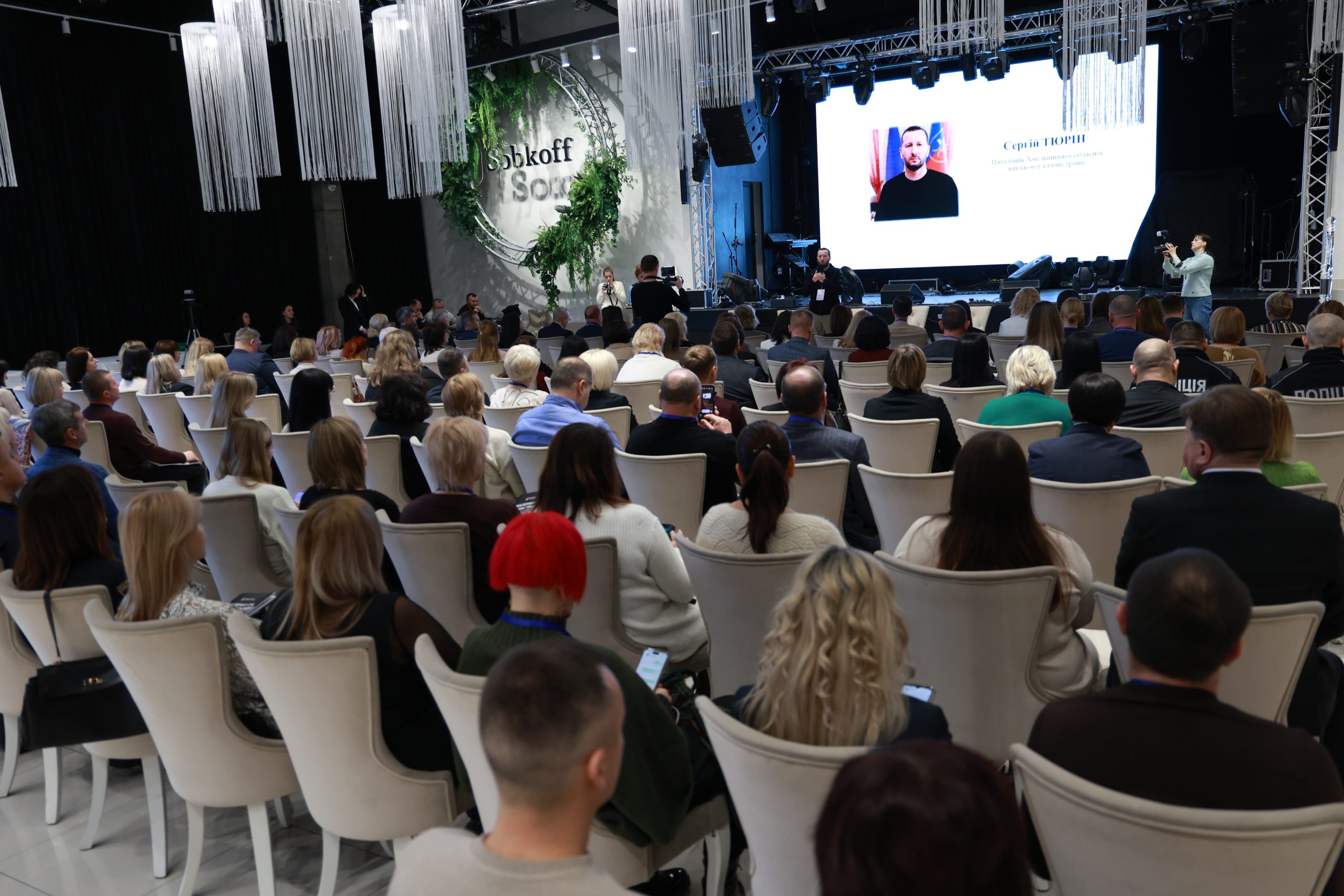 На Хмельниччині відбувся круглий стіл «Дитинство під прицілом війни: актуальні питання захисту прав дітей органами місцевого самоврядування»