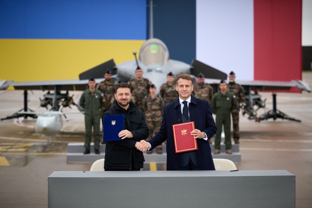 Володимир Зеленський та Емманюель Макрон підписали документ, що дає Україні змогу придбати 100 літаків Rafale