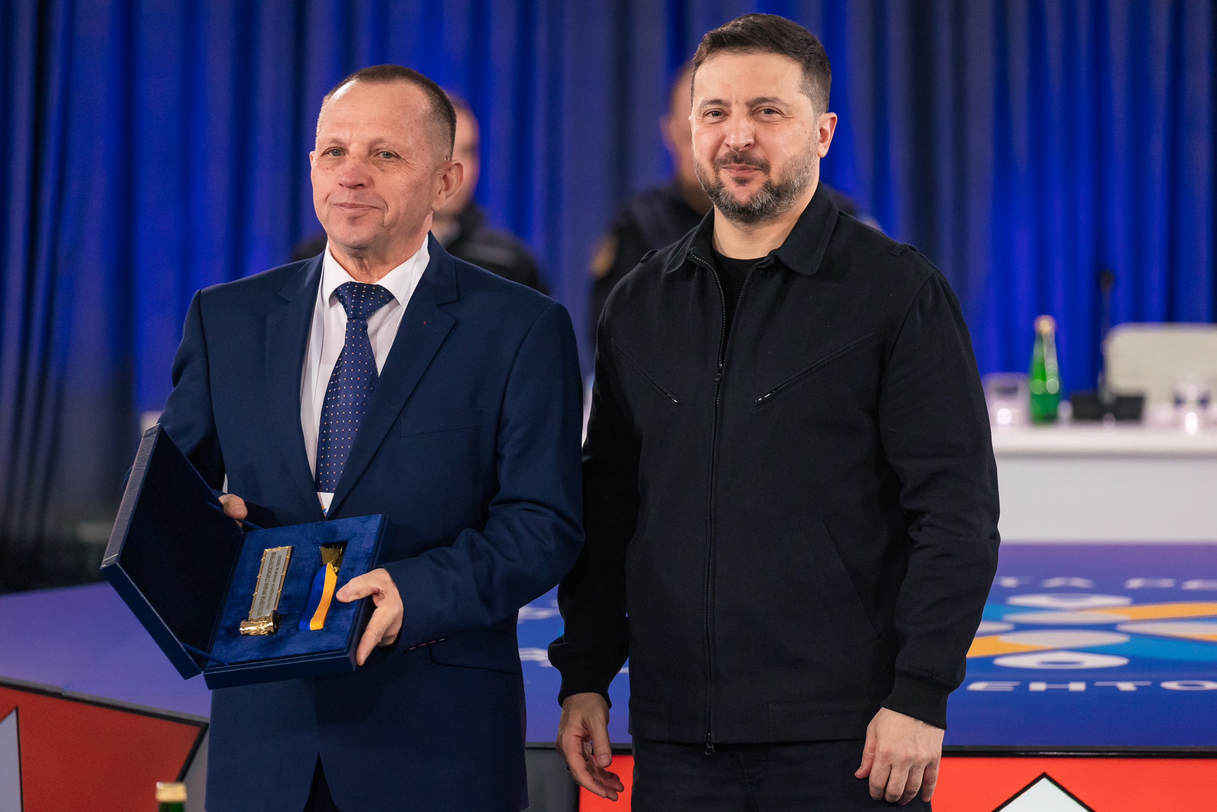 Президент України Володимир Зеленський вручив почесну відзнаку «Місто-герой України» міському голові Старокостянтинова Миколі Мельничуку