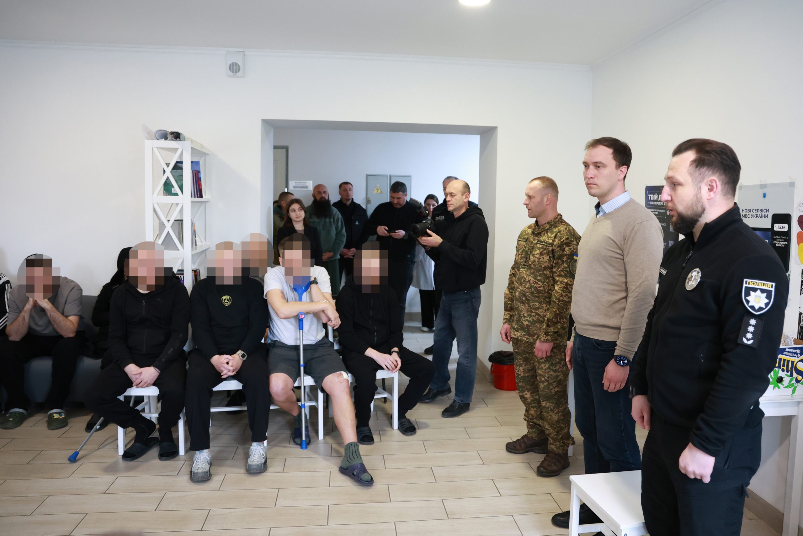 З підтримкою і вдячністю: поранених захисників відвідали у шпиталі