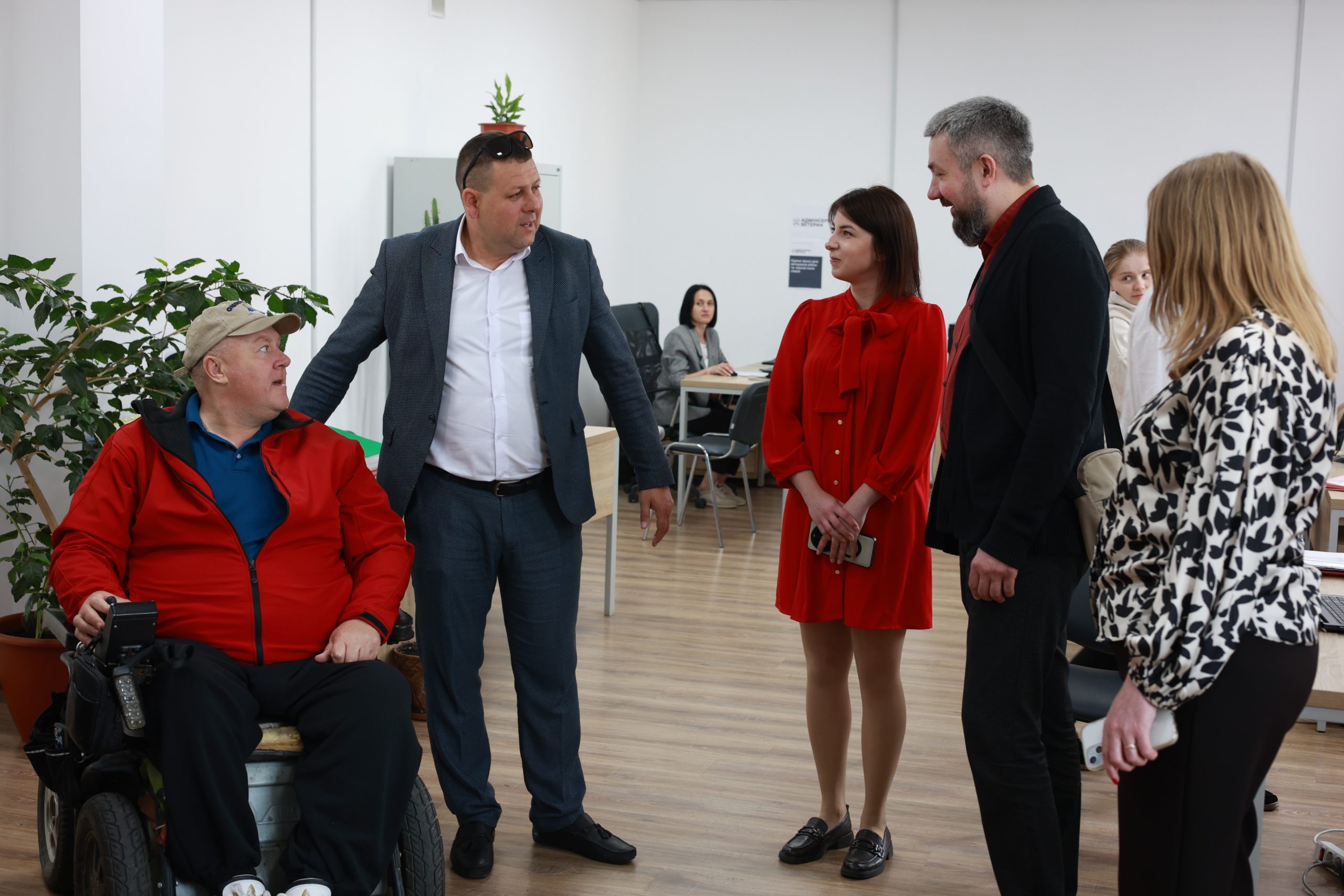 Безбар’єрність та цифровізація: представники ОВА відвідали ЦНАПи громад Хмельниччини