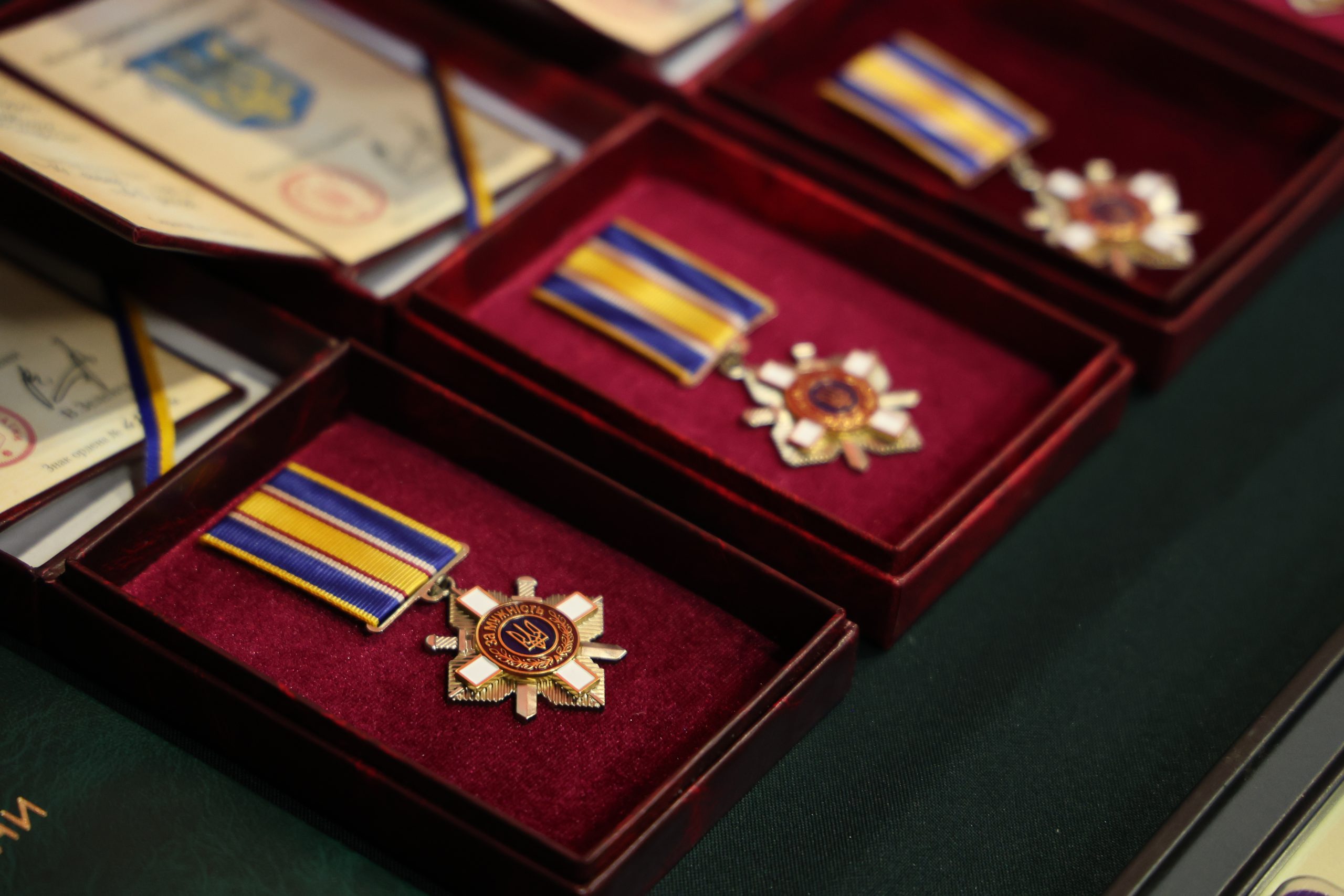 Високими державними нагородами (посмертно) відзначили Захисників та Захисниць з Хмельниччини