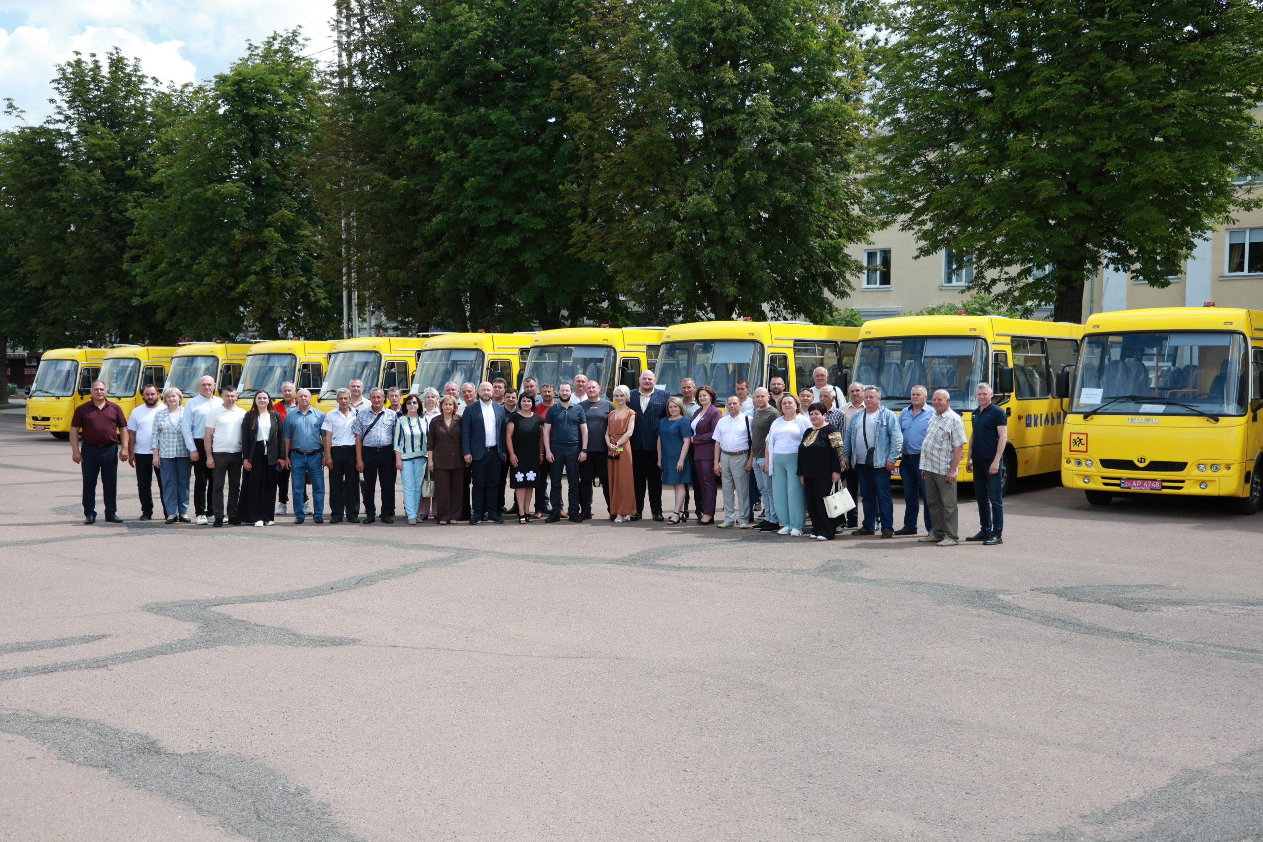 Громадам Хмельниччини передали 15 сучасних шкільних автобусів